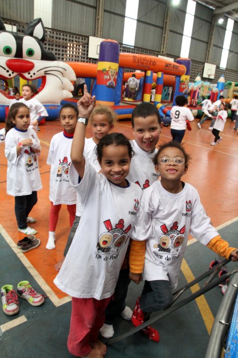 Projeto Time do Povo realiza mais um evento para crianças no Parque São Jorge com a presença de jogadores