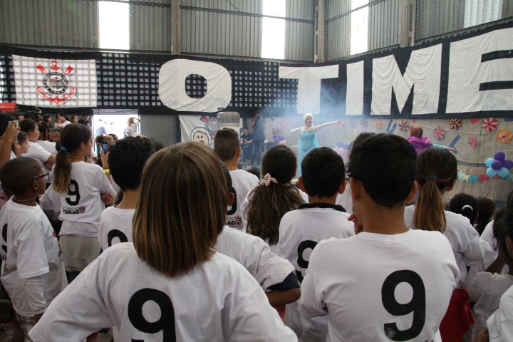 Projeto Time do Povo realiza mais um evento para crianças no Parque São Jorge com a presença de jogadores
