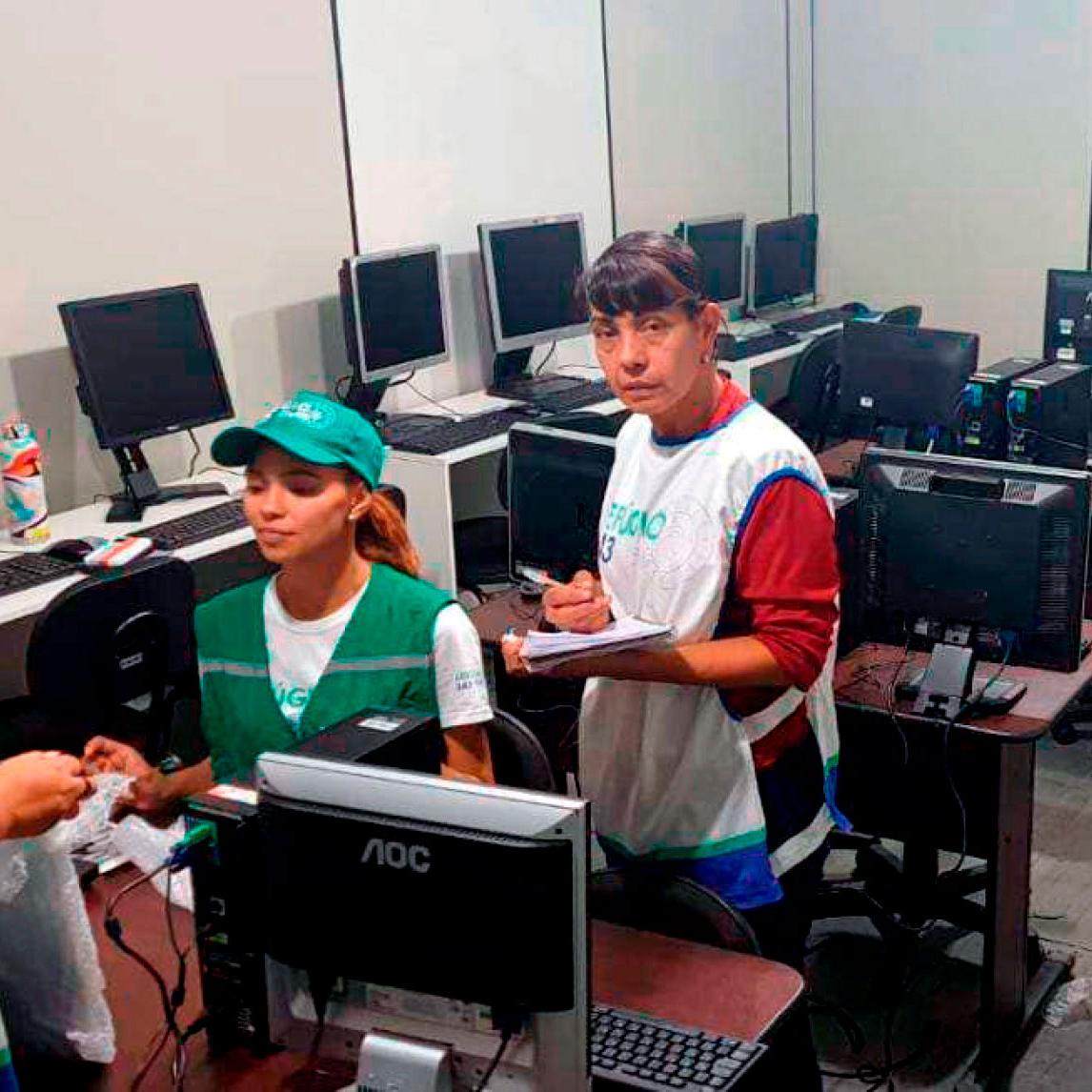 Suprisul doa 10 computadores para o a ONG Refúgio 343